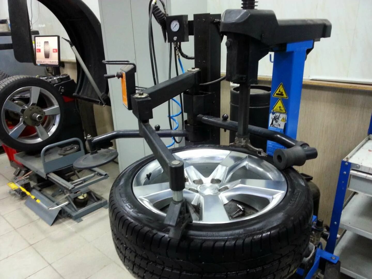 Шиномонтаж яхрома. Шиномонтаж жуковский. шиномонтаж r16. шиномонтаж автомобиля. колесо шиномонтаж.