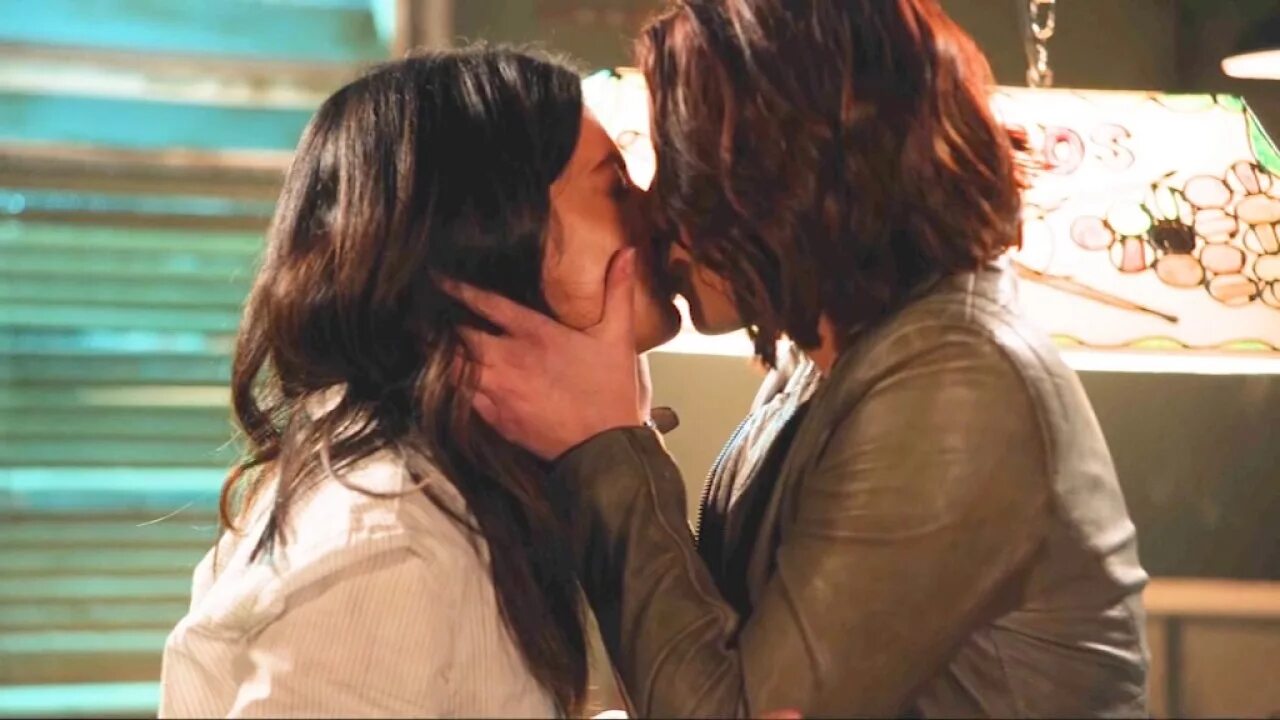 Alex kiss. Алекс дэнверс и мэгги. алекс дэнверс и мэгги сойер лесби. алекс дэнверс поцелуй. alex danvers and maggie sawyer.