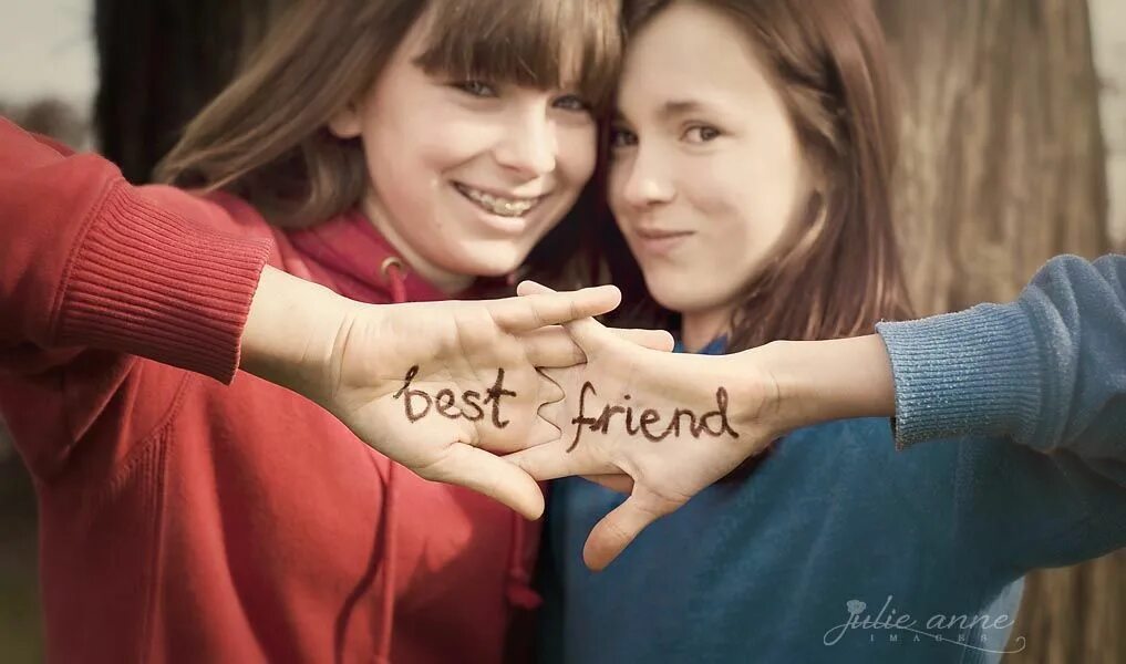 Дети улицы. Playing with my best friend. Картинки про дружбу на английском. Дети улицы. I love my best frend.