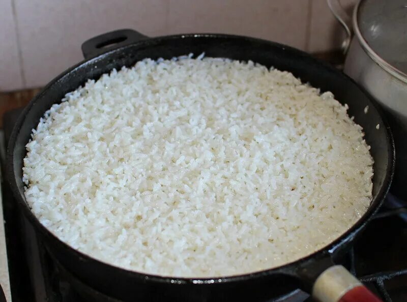 Рис зирвак. Рис в сковородке. Рис на сковороде рассыпчатый. Рассыпчатый рис.