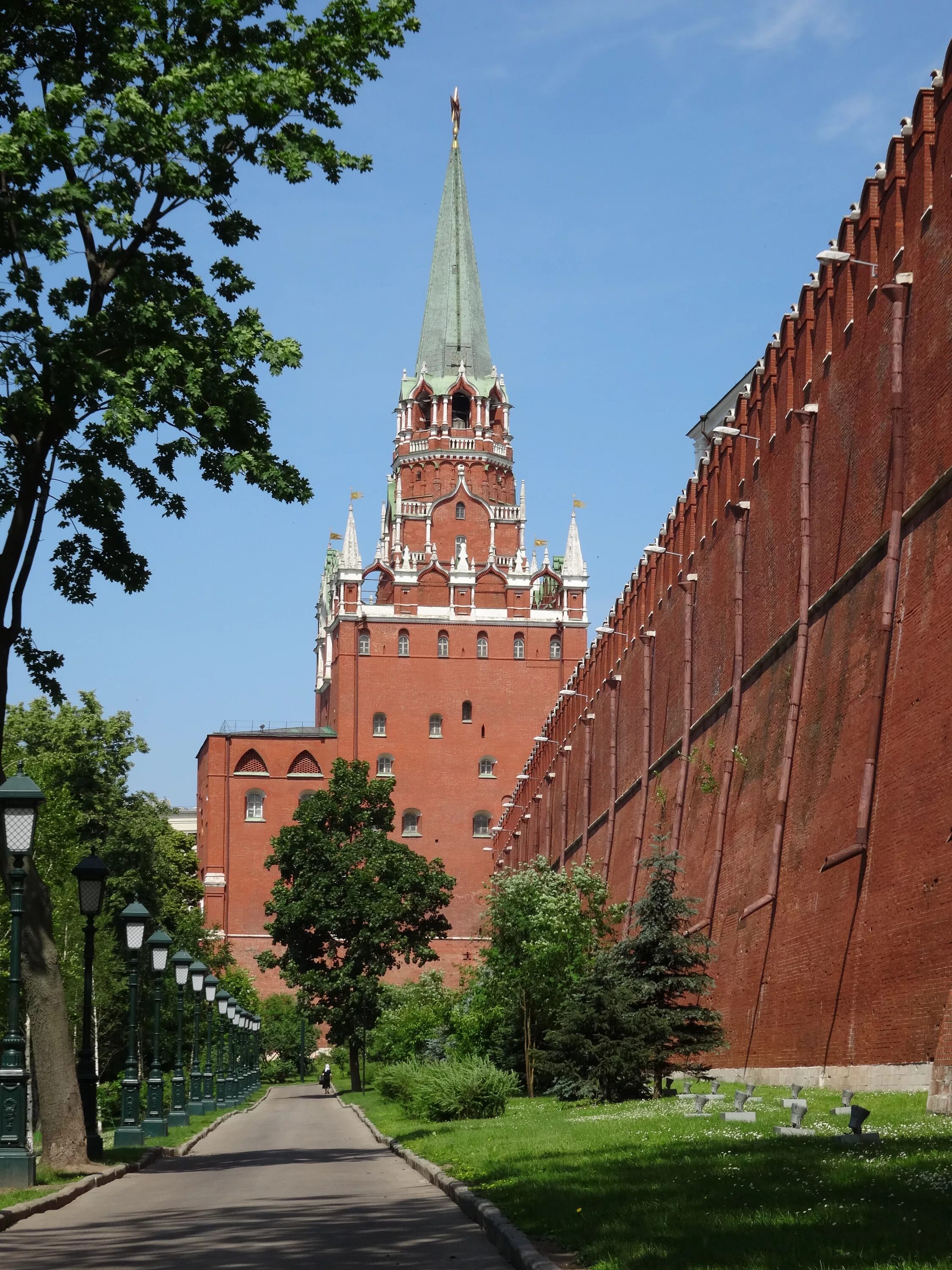 Московская Кремлевская стена. Портомойные ворота Московского Кремля. Кремль Москва стена Кремлевская. Московский Кремль – самая большая в мире Средневековая крепость..