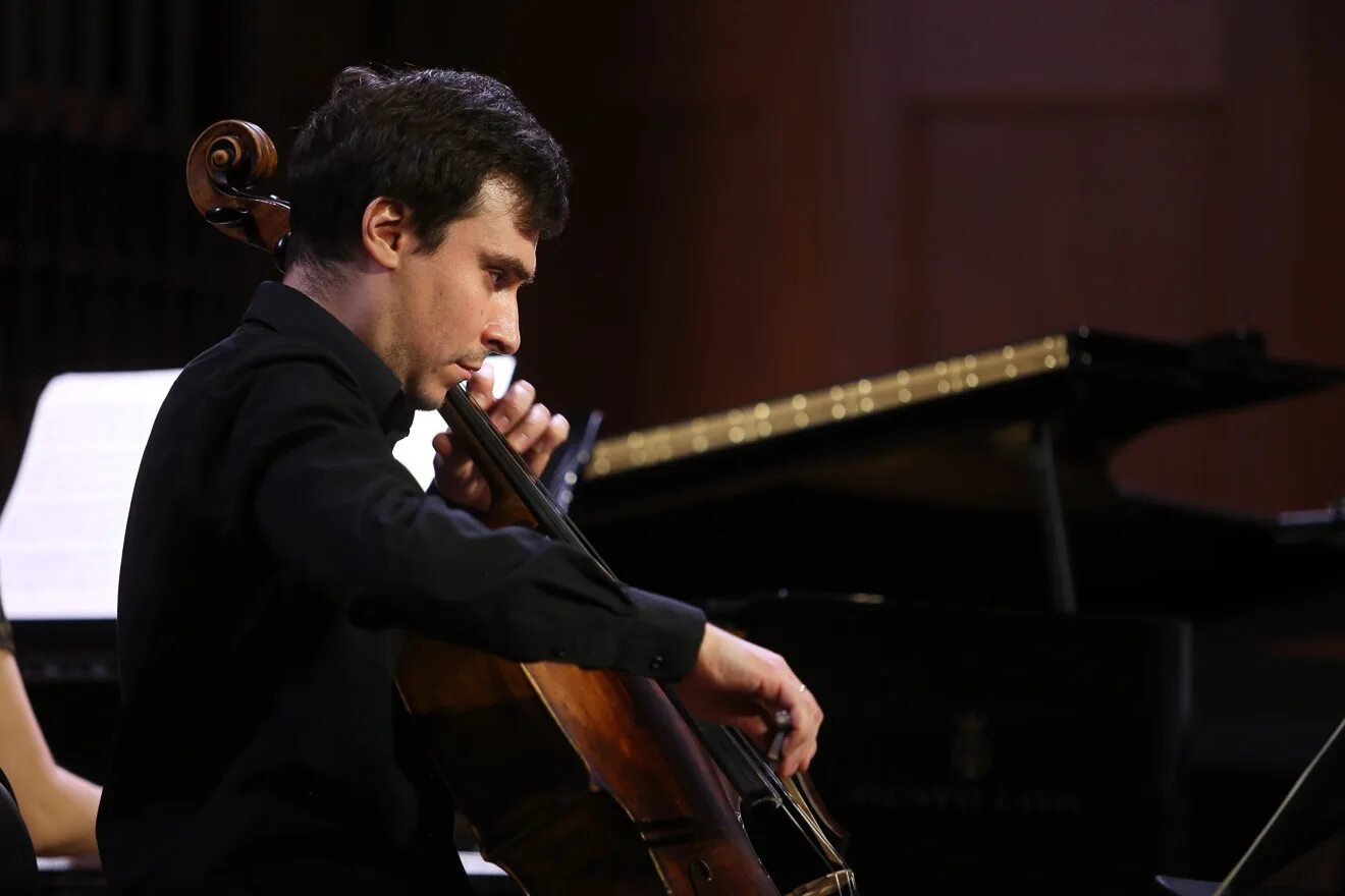 Федор землеруб виолончель. Амосов виолончелист. Фёдор максимов виолончель. Виолончелист александр лунегов. Федоров виолончель.