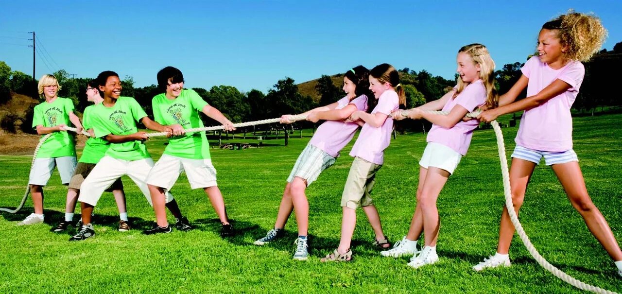 Мальчики против девочек заставка. Битва мальчики против девочек. Батл между мальчиками и девочками. Батл школьников. Мальчики против девочек игра.