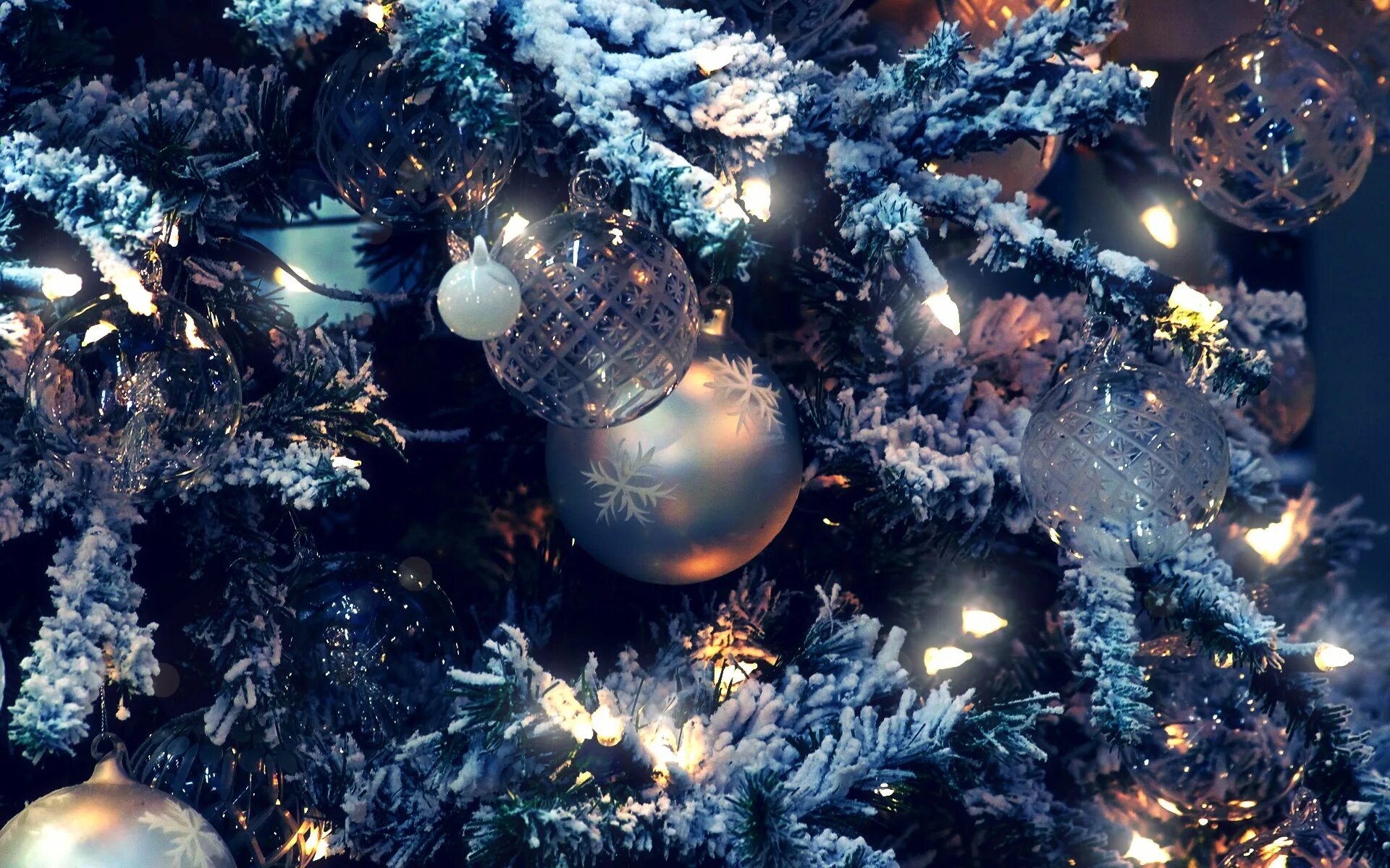 Новогодние шары на елке. Красивые новогодние игрушки. Новогодние елки и игрушки. Новогодние обои. Рука вешает игрушку на елку.