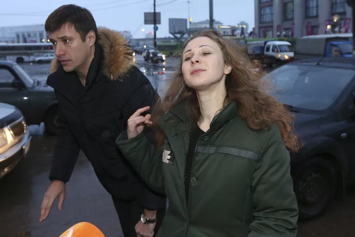 Толоконникова и Алехина. Алехина Верзилов Толоконникова. 23 декабря 2013