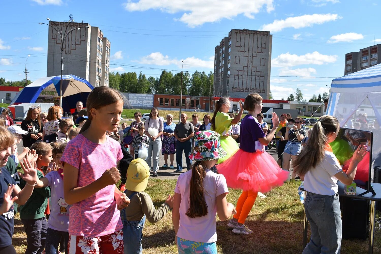 Посёлок Восточный Кировская область день поселка 2033. День города Омутнинск 2022 фото. Вечеринка фестиваль. Фестиваль Разгуляй поле 2022.