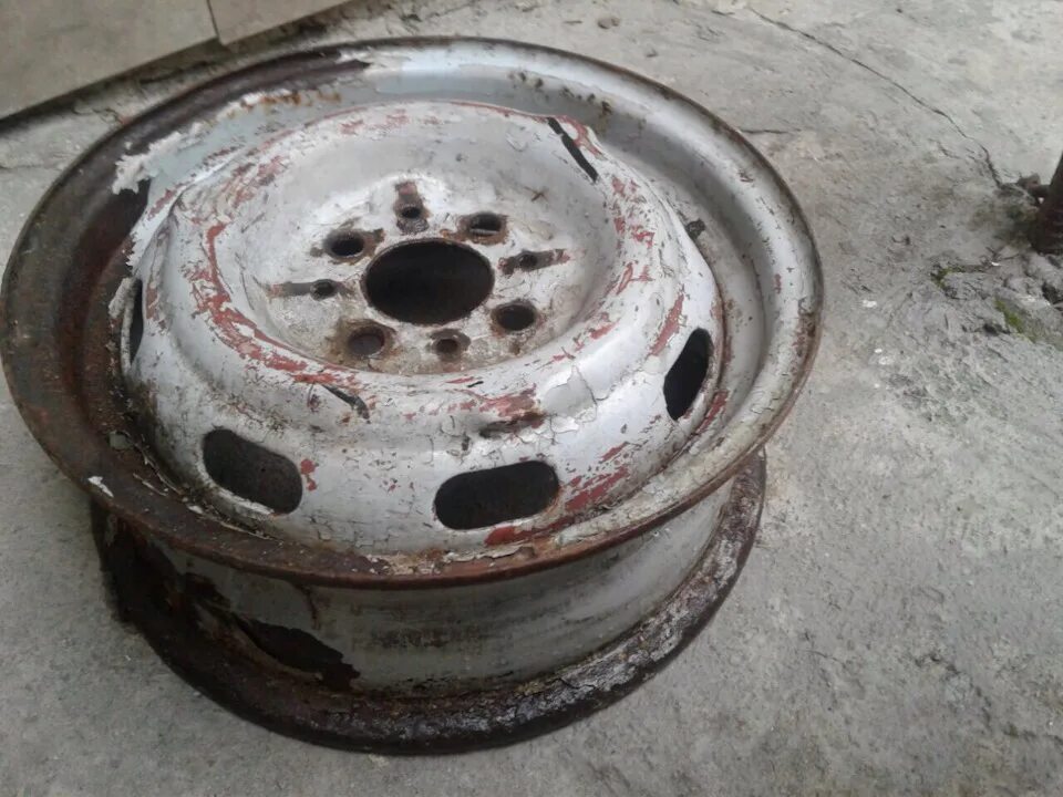 Отличие дисков ваз. Ширина колес ваз 2106. Колеса ваз 2106 штампованные. Ваз 2106 на дисках. Отличие дисков ваз.