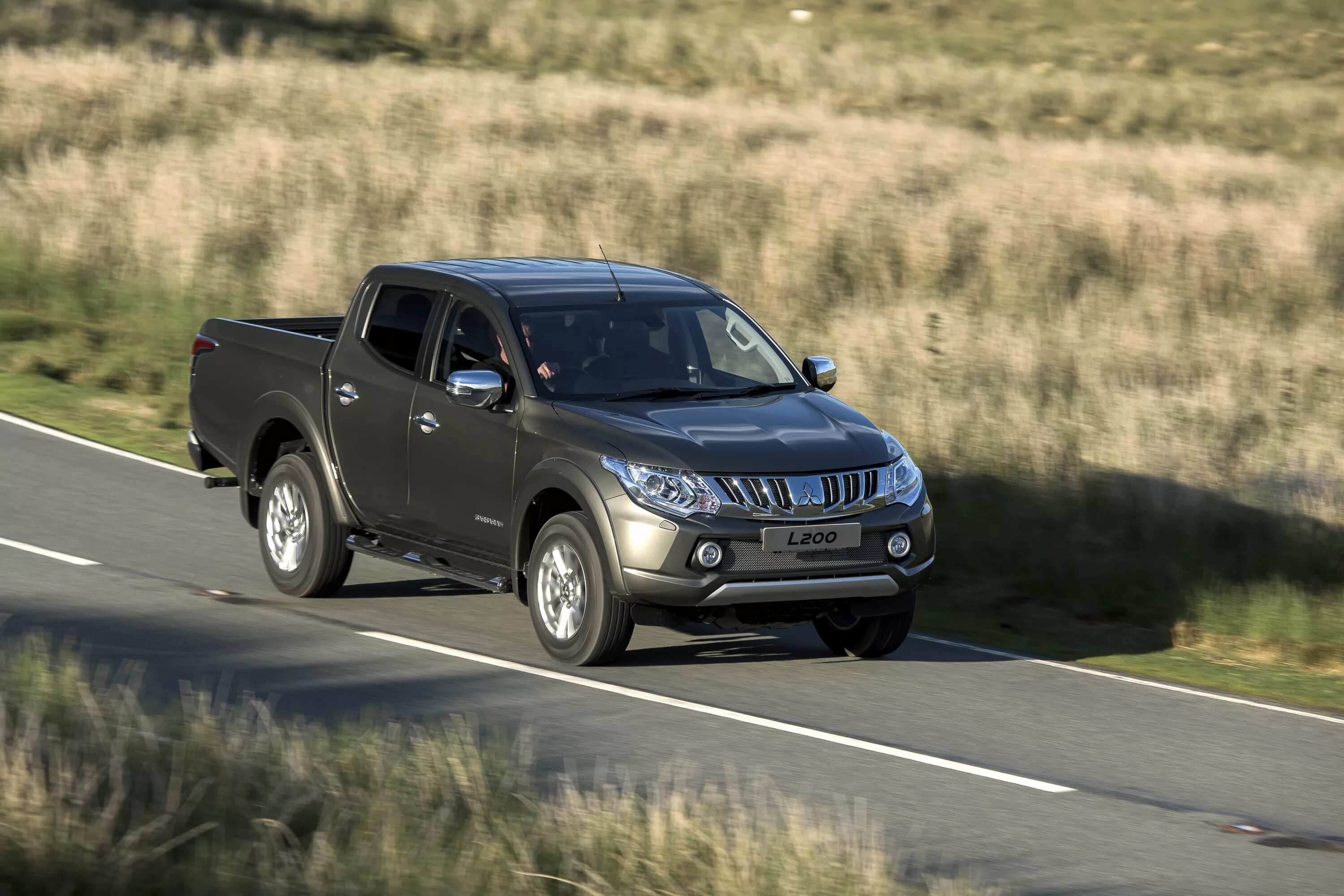 Ниссан мицубиси. Мицубиси l200. Mitsubishi l200 Double Cab - 2015. Мицубиси л200 5 поколения. Nissan l200.