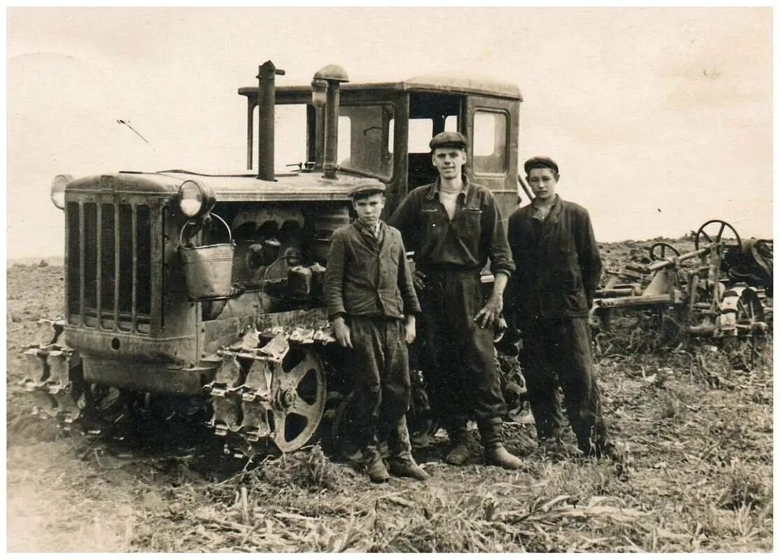 Создание первой в ссср женской тракторной. Трактор ДТ 54 ХТЗ. Трактор ДТ 54 СТЗ. Трактор Сталинец ДТ-54. Дт54 трактор ВГТЗ.