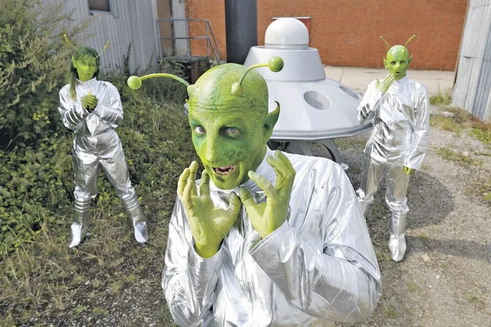Зеленые человечки. Зелёные человечки инопланетяне. Костюм инопланетянина. Пришелец зеленый человечек. Семь зеленых людей