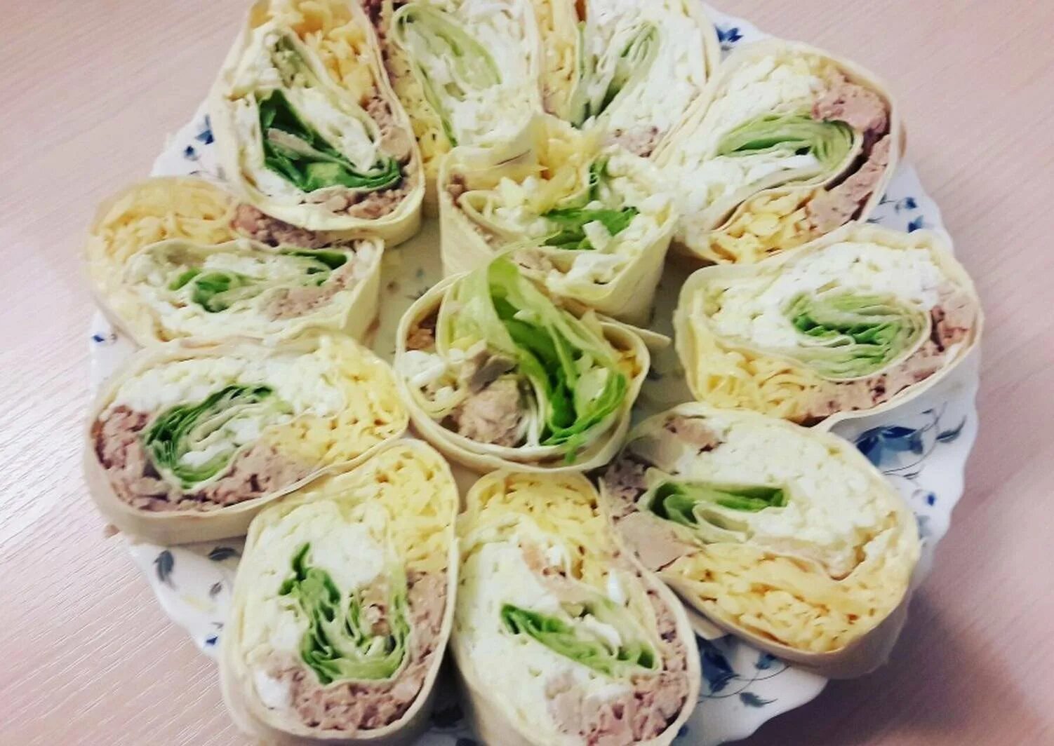 рулет из лаваша. лавашный рулет с крабовыми палочками. вкусный рулет из лаваша. рулeт из лaвaшa c крaбoвыми пaлoчкaми. закуска в лаваше.