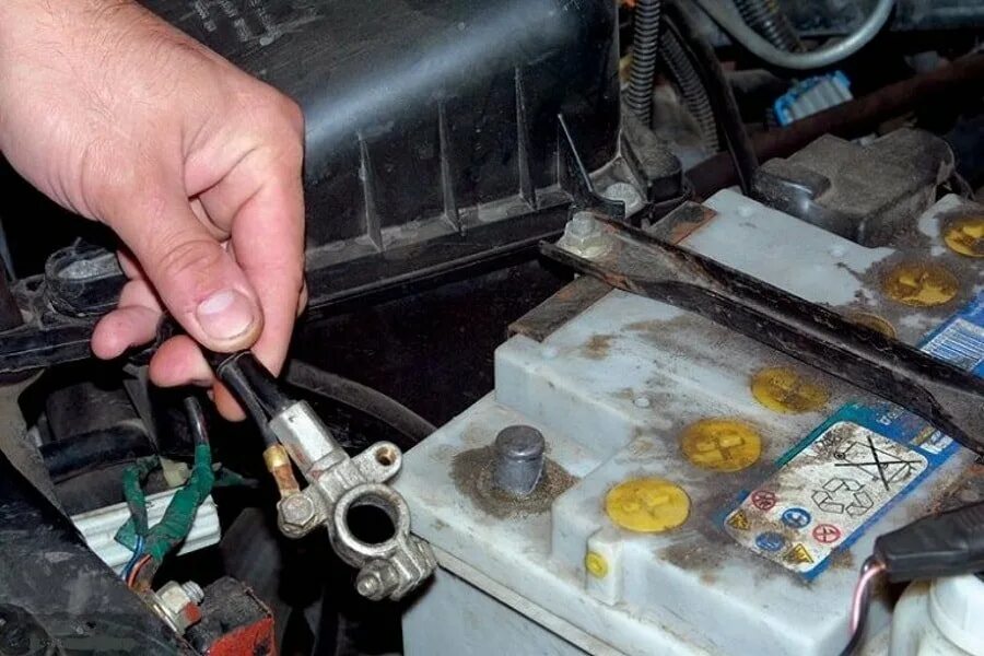 Можно ли скидывать клемму с аккумулятора