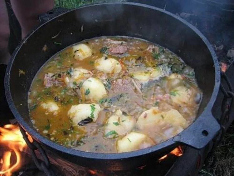 Шурпа из свинины на костре рецепт. Шурпа в казане на костре. Шулюм из баранины в казане. Шурпа шулюм. Шулюм из баранины в казане на костре.