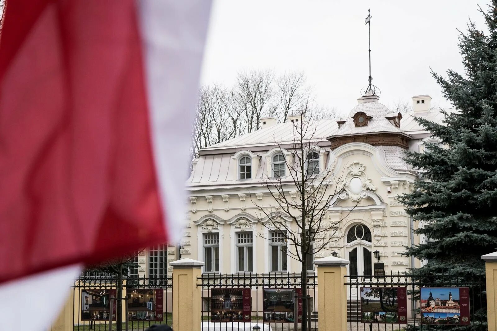 Послы рб. Посольство Литвы в Белоруссии. Посольство Беларуси в Литве. Белорусское посольство в Литве Вильнюс. Белорусское посольство в Литве вандалы.