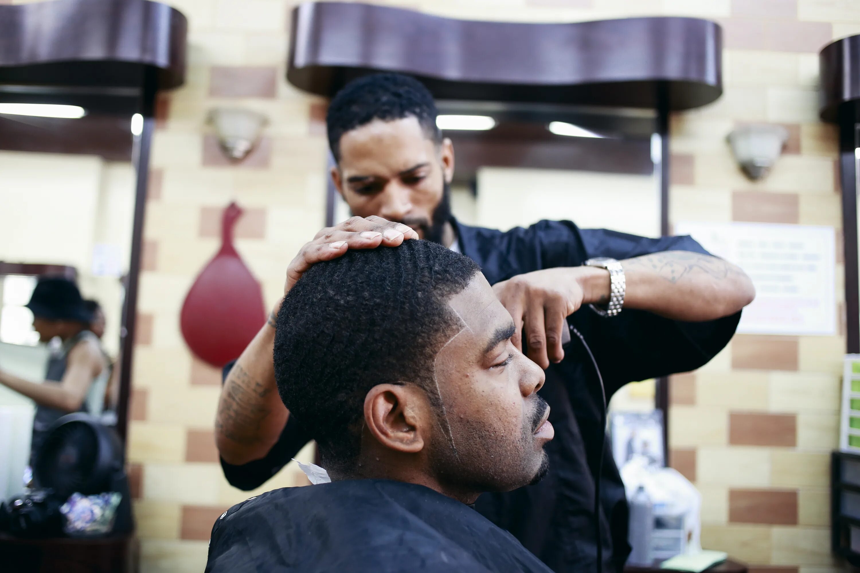 барбер бек. блэк барбер. Black barber goldhair tinted. негры в барбершопе. барбер стрижет.