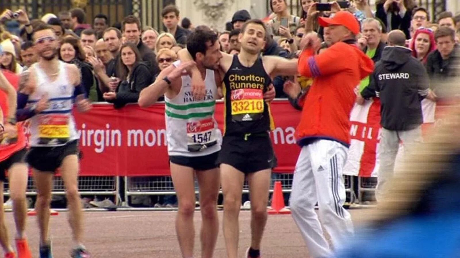 David on London Marathon. David London Marathon. На марафоне донесли до финиша фото. Runner helping other Runner. My finish результаты