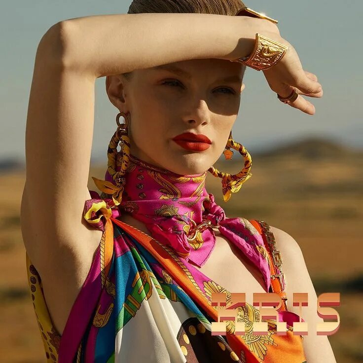 Тренд одежды в октябре 2022 года. Реклама одежды. The best fashion. Стиль мода тренды цитаты. Пустой модельный подиум.