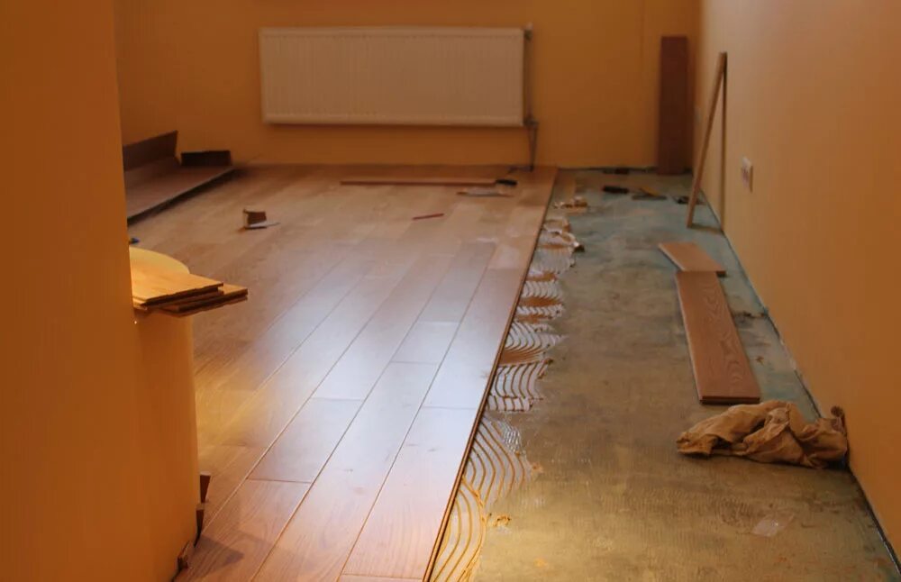 Утеплить пол. Укладка деревянных полов в частном доме. Укладка фанеры на пол в 2 слоя. Кнауф пол регулируемые полы. Укладка пола в квартире.