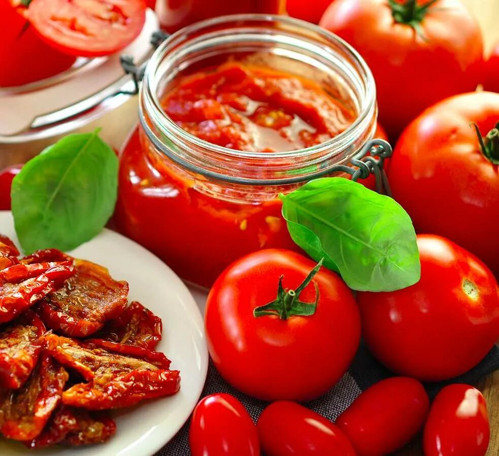 Помидоры приготовить на зиму рецепты. Помидоры сладкий перец лечо. Закрутки из помидор. Лечо помидорка сладкий перец. Помидоры под снегом.