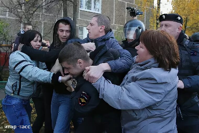 Перестрелка в бирюлево западное. Митинг в бирюлево 2013. бирюлево западное 2000 год. бирюлево западное 2002 год.