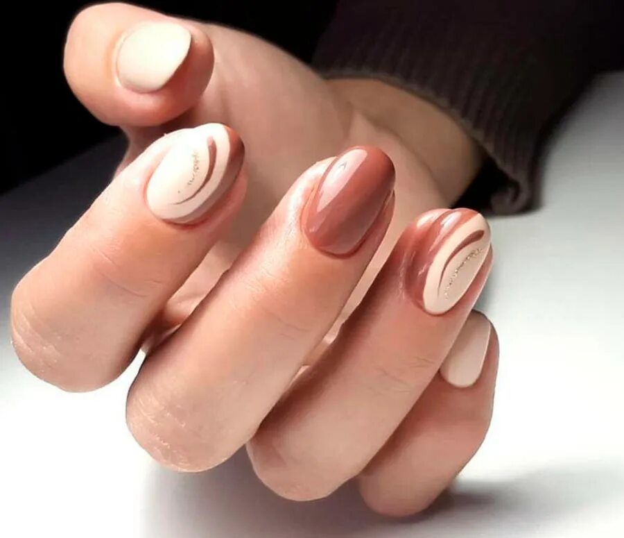 маникюр карамельного цвета. красный маникюр с полосками. карамельные ногти. персиковые ногти. маникюр цвет карамель.