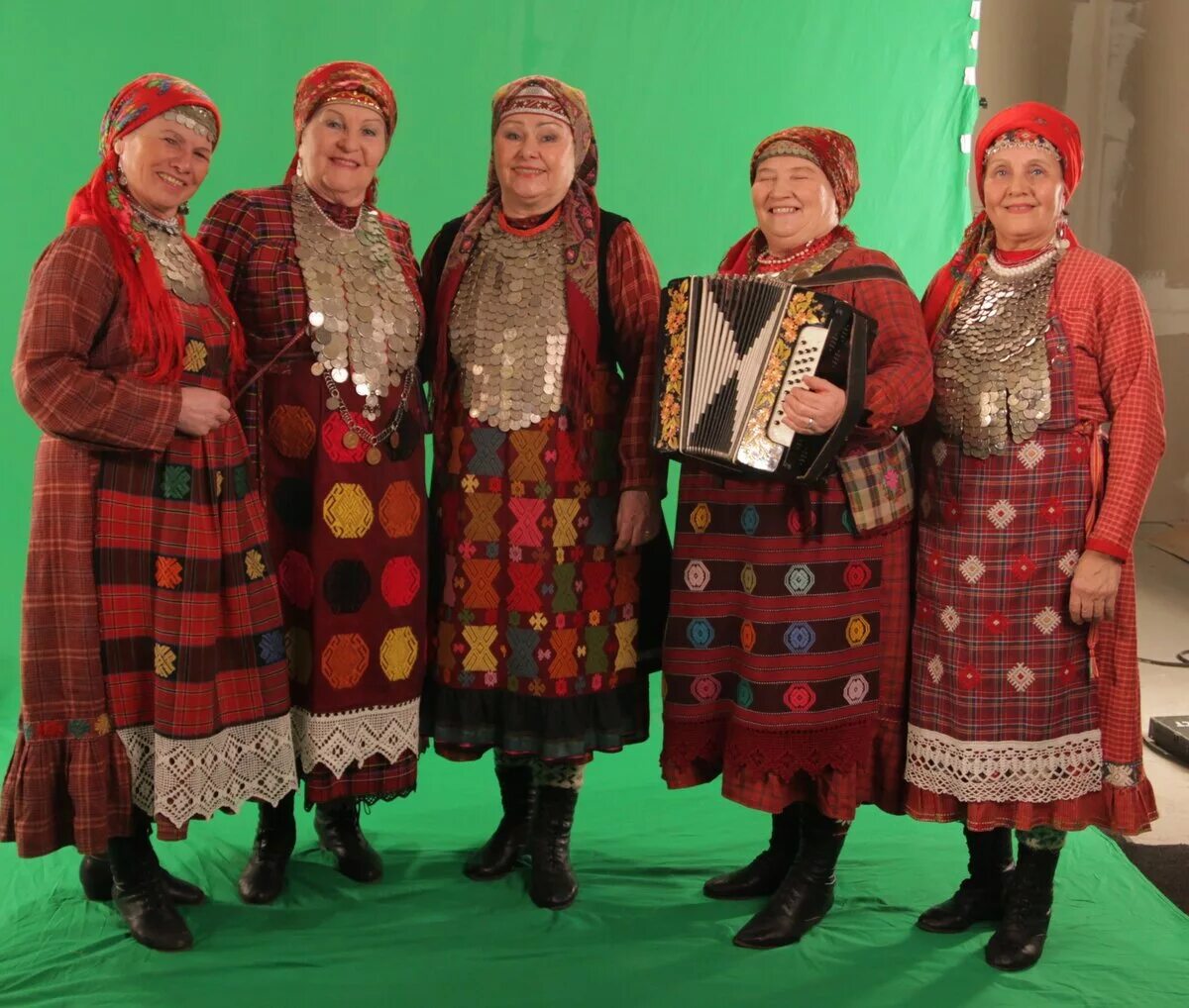 ансамбль бурановские бабушки. группа бабушкины. музыкальная группа "бурановские бабушки". удмурты бурановские бабушки. группа бабушкины.