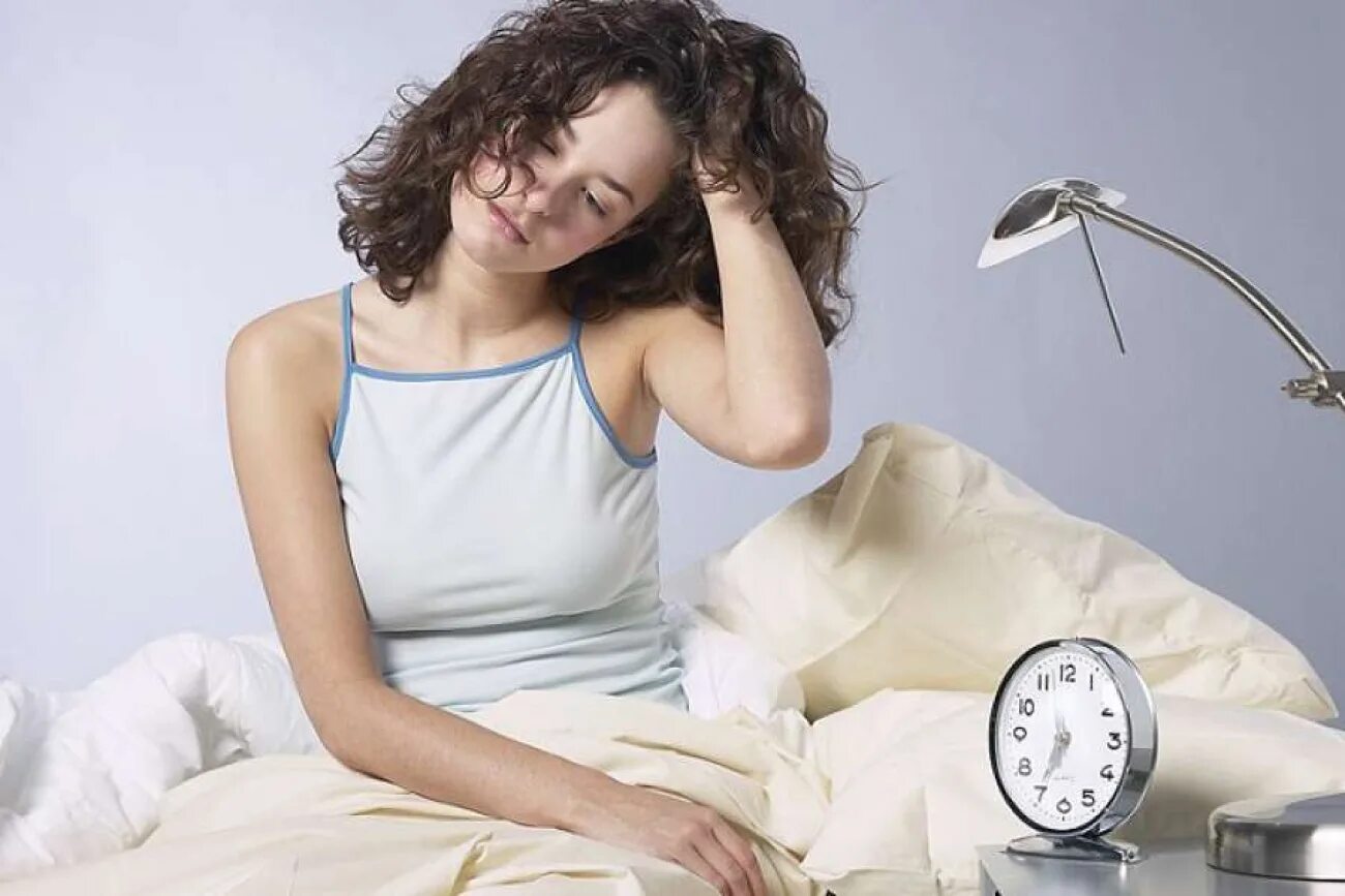 Недостаточный возраст. Ребенок ест. Недосып. Недосыпание. Подросток в обществе.