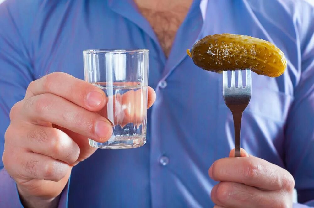 Стакан в руке. Со стопкой. Рюмка в руке. Cntr[fy. Со стопкой.