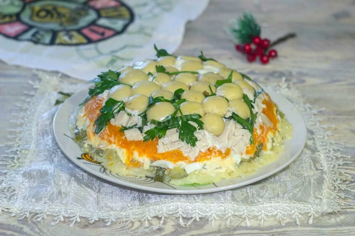 салат царский. салат царский с грибами и курицей. рецепт салата царский с курицей и грибами. слоёный салат с курицей и грибами. слоёный салат с курицей и грибами и сыром и яйцом.