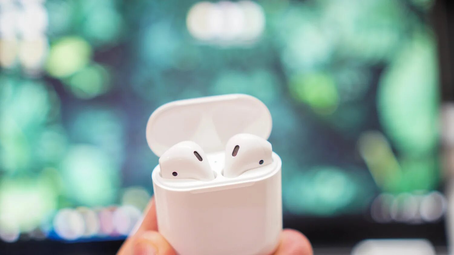 AIRPODS 2 оригинал. AIRPODS 2 С лампочкой снаружи. Наушники Apple Earpods Pro 2 реклама. Apple AIRPODS Pro 3 girl.