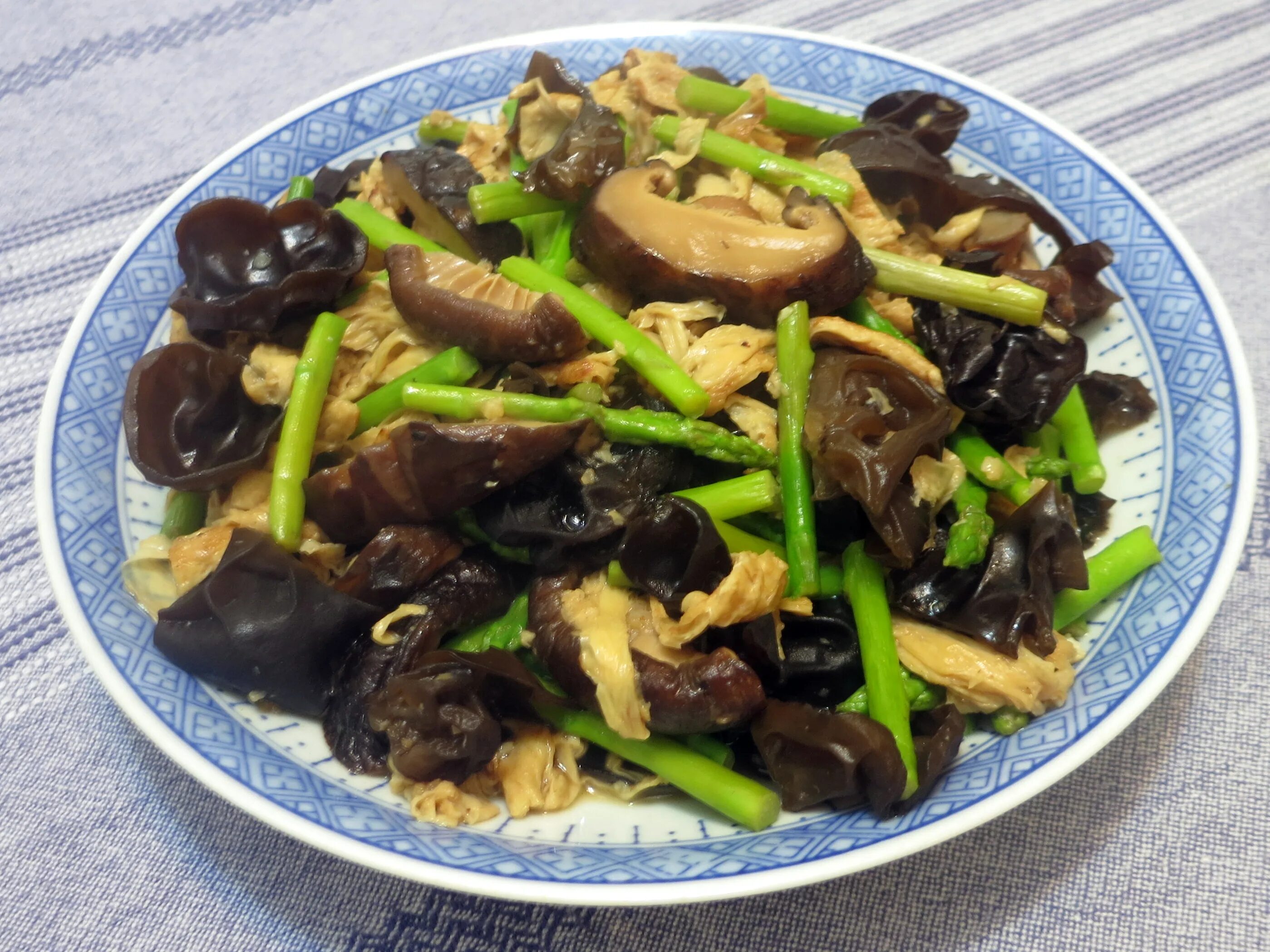 Китайский древесный гриб. Корейские грибы шиитаке. Китайские грибы шиитаке. Древесные грибы китайские шиитаке. Грибы шиитаке по корейски.