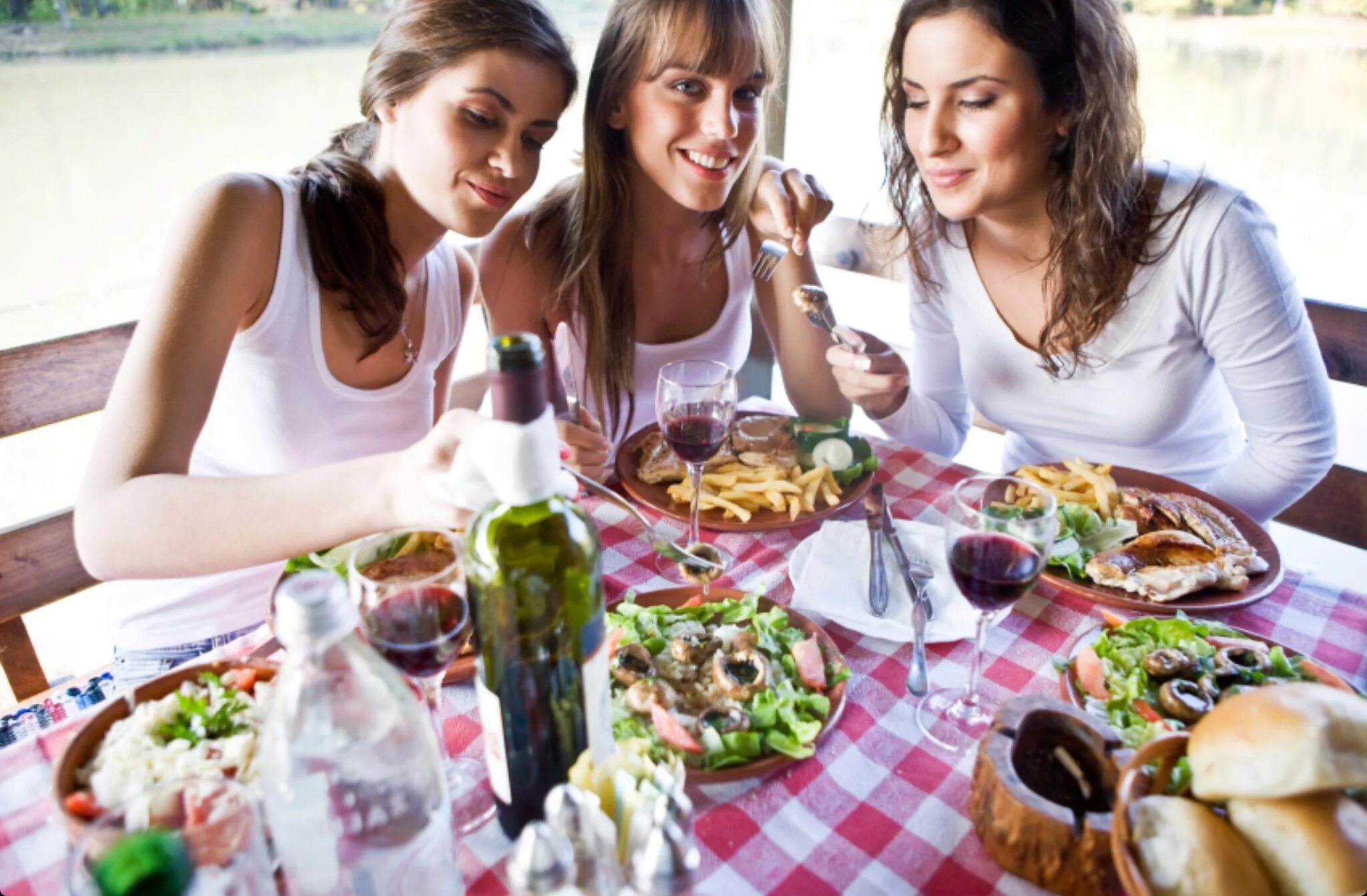 Friends dining. Застолье с девками. Застолье с подругами. Подруги за столом. Подружки за столом.