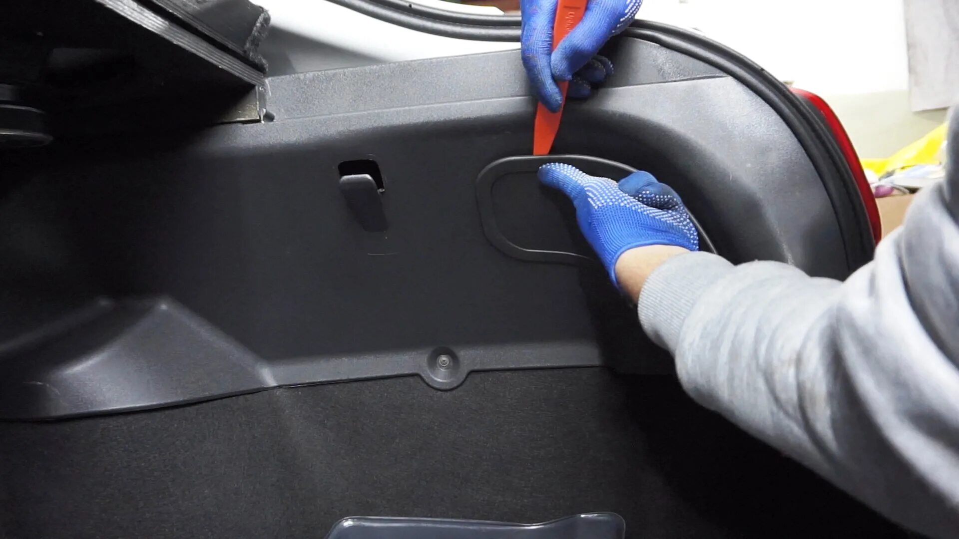 Как поменять заднюю лампочку на гранте. Лада гранта патрон заднего хода. Лада гранта задняя лампочка тормоза. Лампа стоп сигнала гранта лифтбек. Лампа заднего габарита гранта лифтбек.