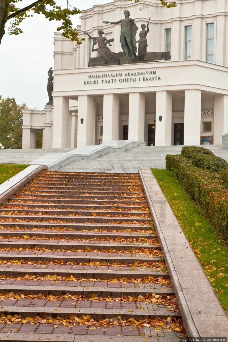 Сайт большого театра минск. Оперный театр Минск. Минск сейчас оперный театр. Статуя большого театра в Минске. Смотровая площадка над театром оперы и балета.