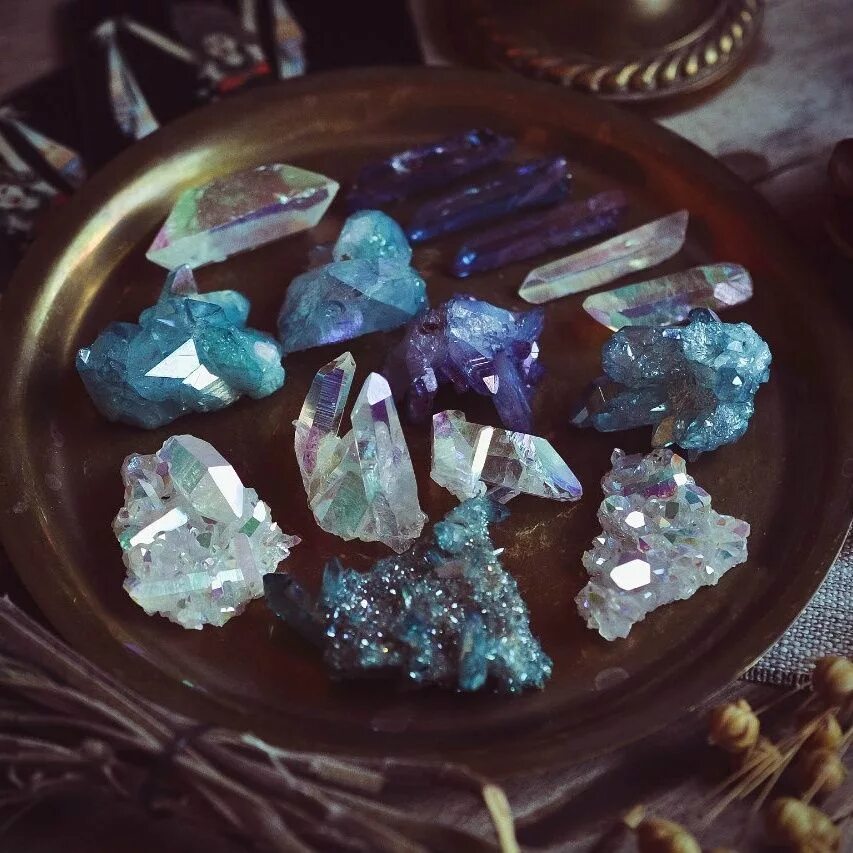 Сильный магический камень. Минералы Эстетика. Магия камней и минералов. Волшебный камень. Кристаллы драгоценных камней.