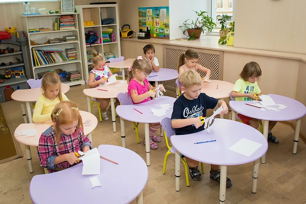 Круглый стол для детского сада. Занятия в детском саду. Детский сад. Круглый стол в детском саду. Детский сад фото.