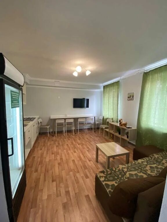 Хостел в южном районе новороссийска. Общежитие в новороссийске. Комната в общежитии с балконом. Парадиз новороссийск гостиница. Общежитие в новороссийске.