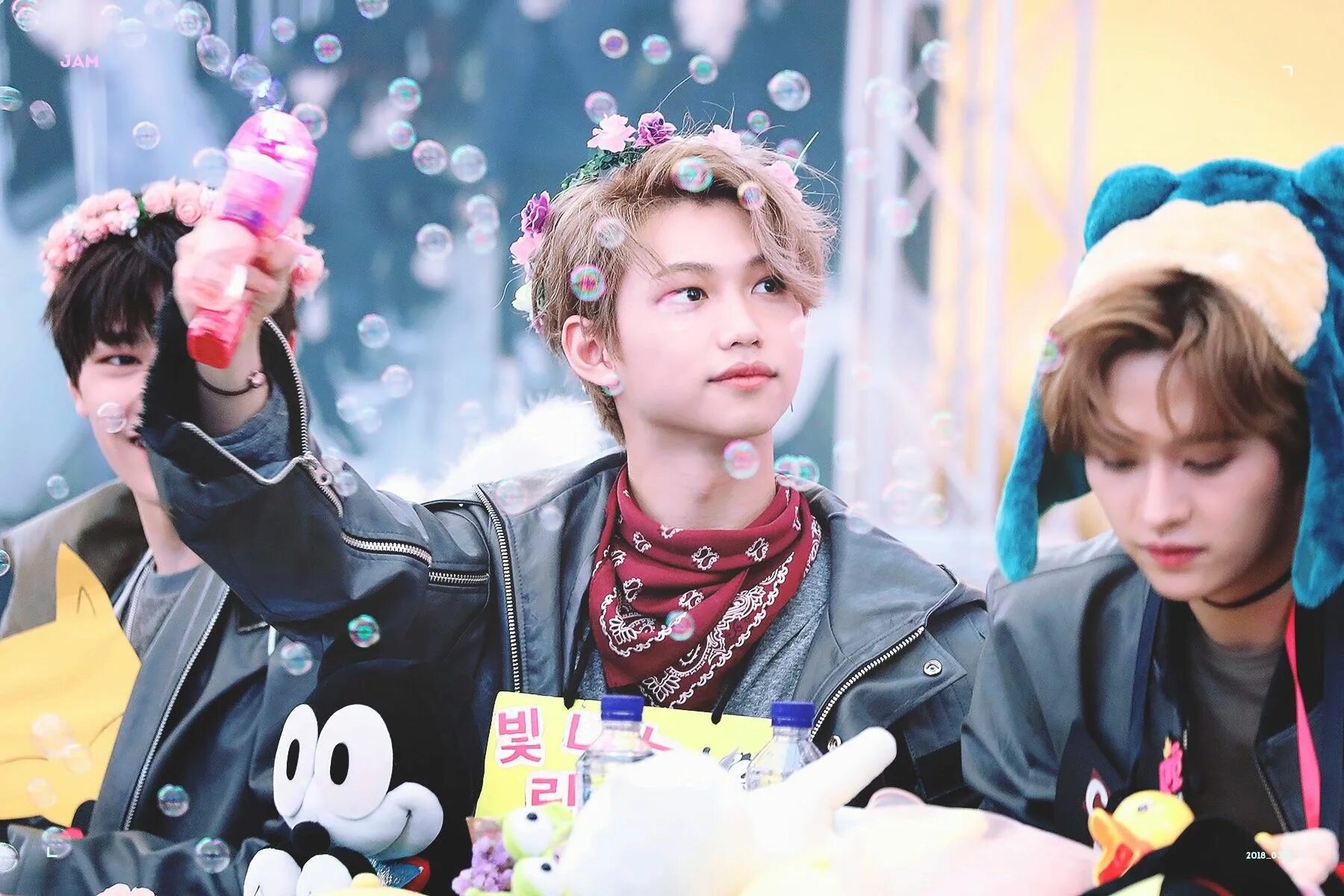 Сколько лет феликсу из stray kids 2025. Феликс stray kids. феликс новый год stray kids. stray kids рождество феликс. джисон stray kids.