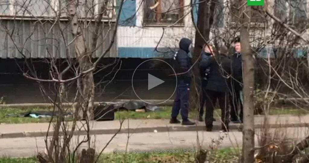 Женщина выпала с ребенком. Женщина выпала из окна в москве. Выбросилась из окна в москве. Москвичка выбросилась из окна. Женщина выбросилась из окна в москве.