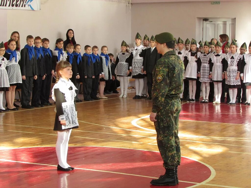 Отчет смотр строя и песни в школе. Конкурс строя и песни. Смотр строя и песни. Конкурс строевой песни в школе. Одежда для строя и песни в школе.