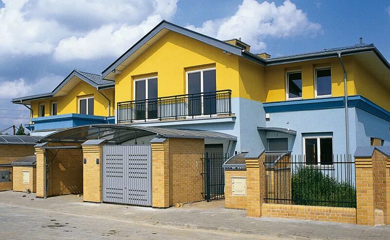 Желто синий домик. Дом желтого цвета. Желтый фасад. Дом с желтым фасадом. Серо желтый дом.