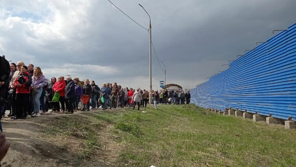 Новости в мире в данный. Огромная очередь. Мост на Федяковское кладбище. Очередь на кладбище. Очереди на канатную дорогу Нижний.