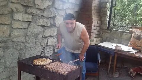 Армянин жарит шашлык