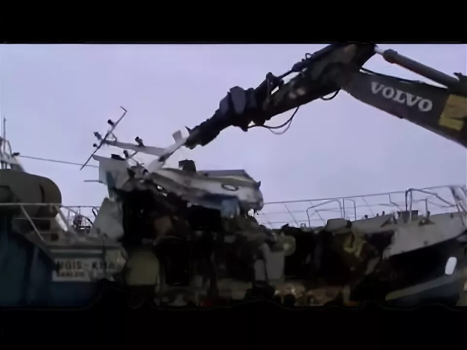 Демонтаж судно. Распил кораблей экскаватором. резка кораблей на металлолом в инкермане. разборка корабля экскаваторами. старинное судно экскаватор.
