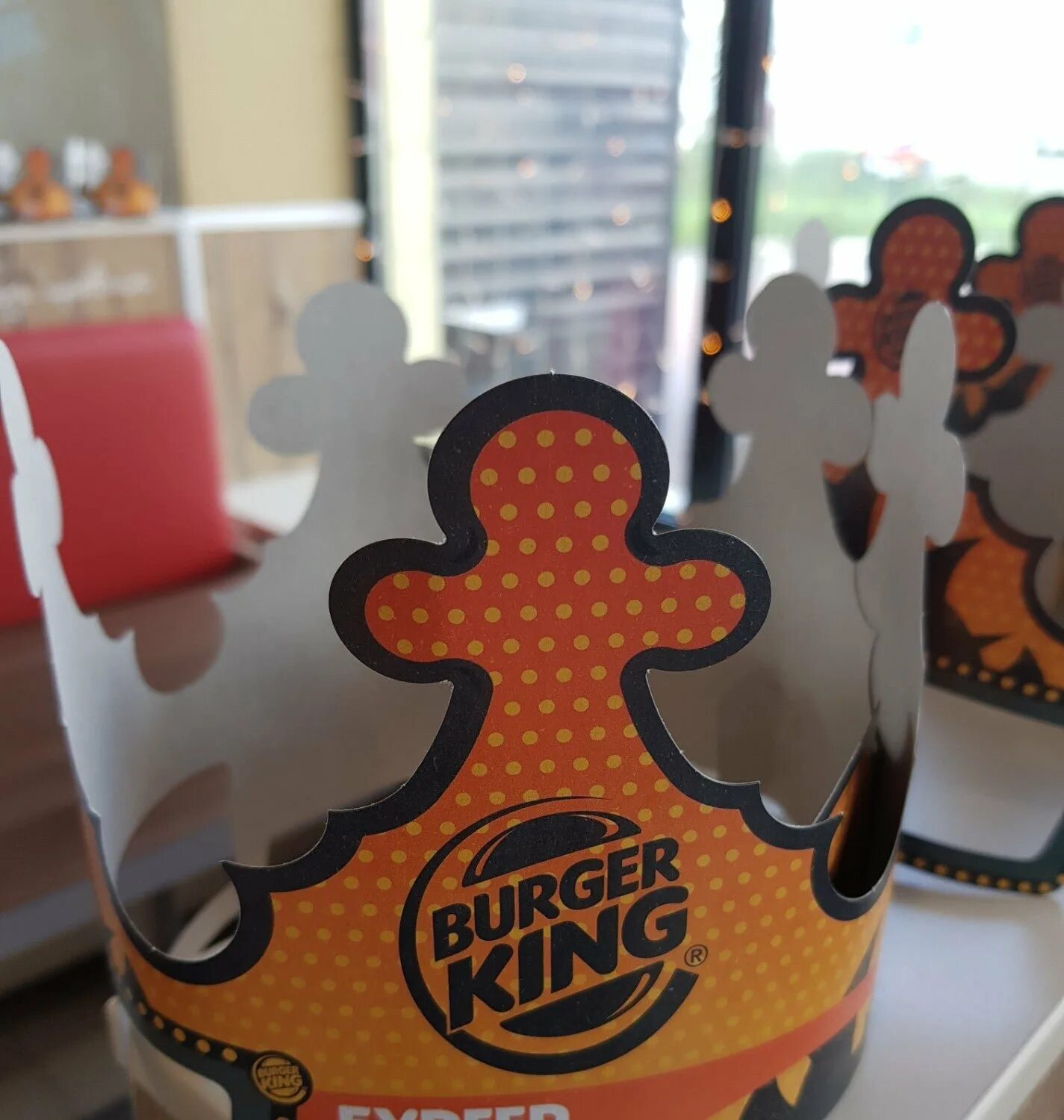 Бургер кинг из картона. Корона бургер кинг. Бургер кинг 650 корон. Burger king корона. Бургер кинг мытищи.