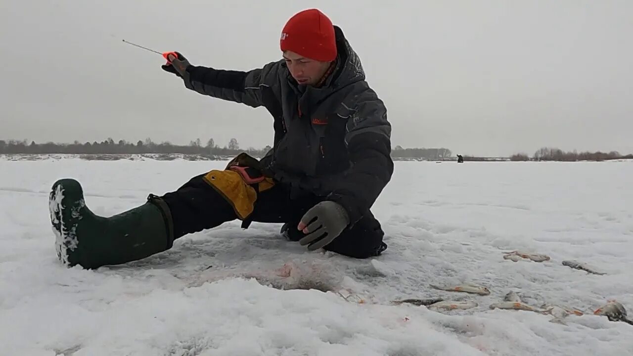 Видео по зимней рыбалке. Зимняя рыбалка на льду. Зимняя удочка безмотылка. Зимняя рыбалка в подмосковье. Удочки для безмотылки зимней рыбалки.