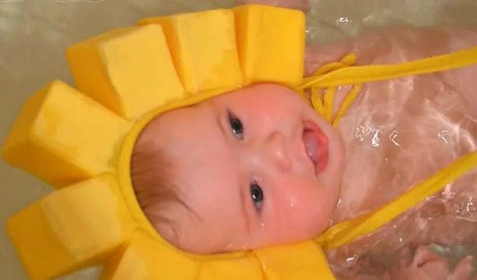 Чепчик для купания новорожденных. Шапка для купания лягушка. Приспособления для плавания грудничков в ванной. Шапочка для купания грудничка. Шапочки для плавания младенцев.