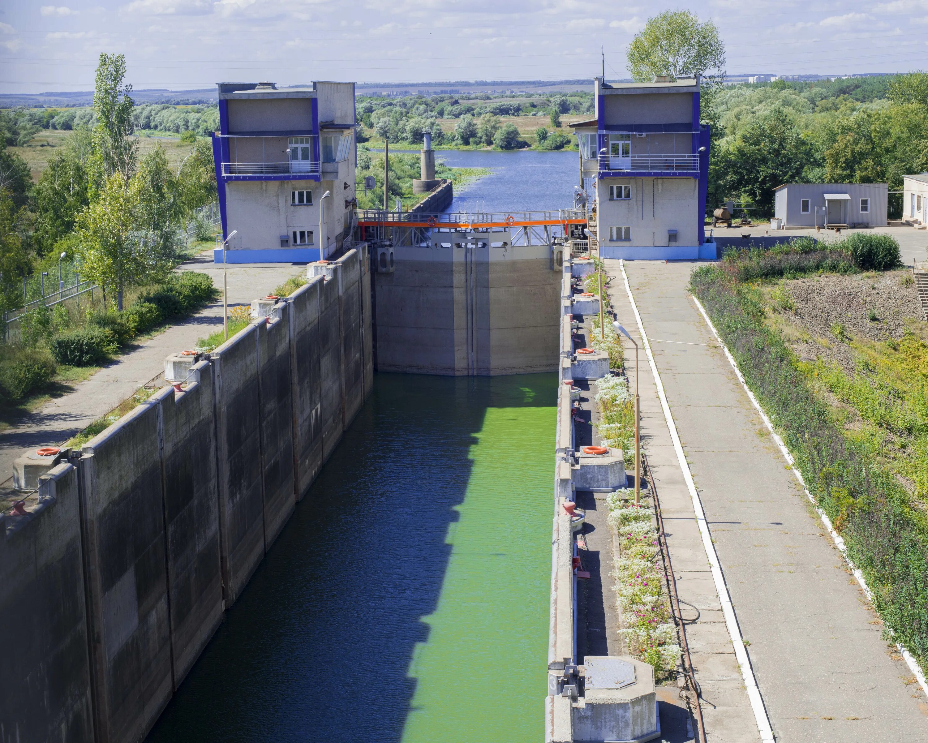 Белоомут гидроузел шлюз. Дамба шлюз плотина. Тверской шлюз в тихвине. Дамба шлюз плотина. Новосибирский судоходный шлюз.