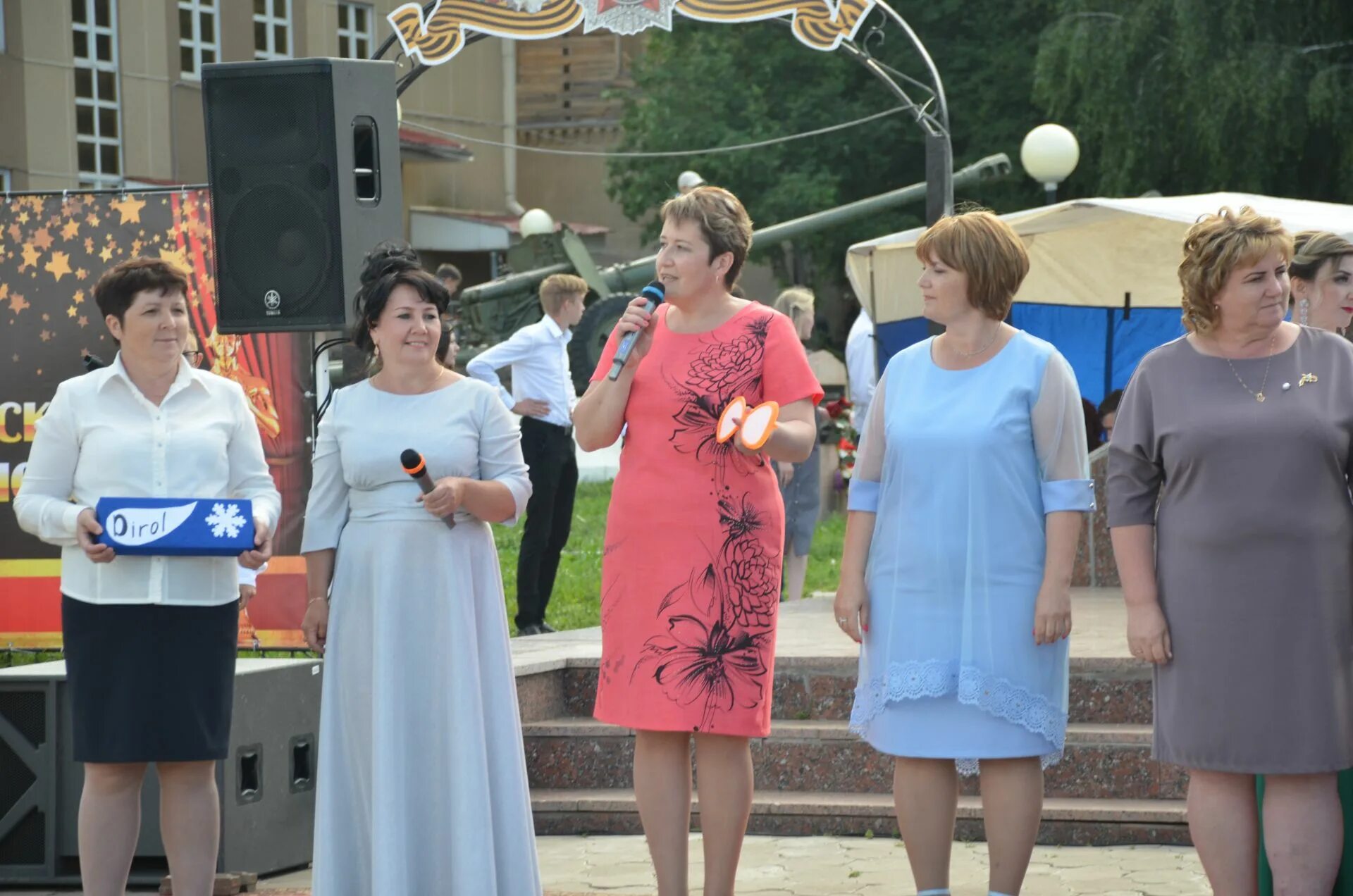 Платье учителю на выпускной в школе. Платье для учителя на выпускной в начальной школе. Платье на выпускной в школе. Учителя на выпускном вечере. Платье на выпускной 9 класс.