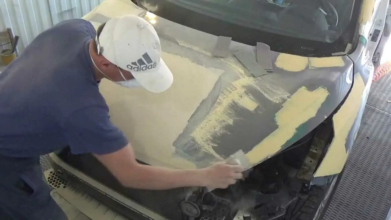 Шпаклевка авто правильно. Шпатлевка капота автомобиля. нанесение шпатлевки на авто. шпаклёвка для автомобиля. шпаклевка кузова автомобиля.